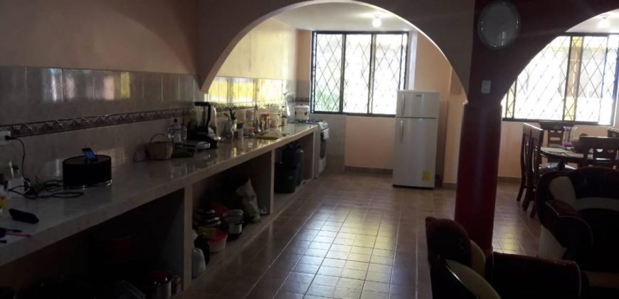 Se vende hermosa casa ubicada entre La ecuatoriana y la Marta Bucaram excelente ubicación