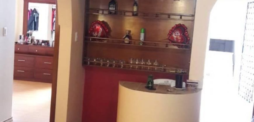 Se vende hermosa casa ubicada entre La ecuatoriana y la Marta Bucaram excelente ubicación