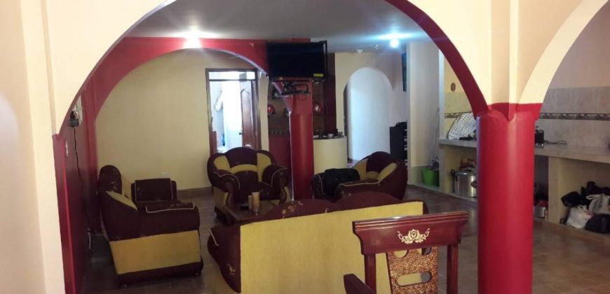 Se vende hermosa casa ubicada entre La ecuatoriana y la Marta Bucaram excelente ubicación