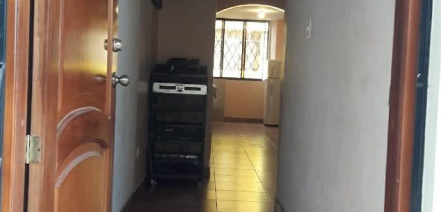 Se vende hermosa casa ubicada entre La ecuatoriana y la Marta Bucaram excelente ubicación